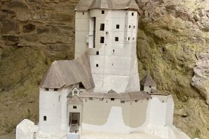 iPhone 13 f/1.6 1/121sec ISO-125 5.1mm