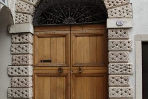 Canon EOS 90D f/4 1/100sec ISO-100 17mm Horizontal (normal)