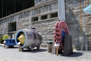 Canon EOS 90D f/4 1/800sec ISO-100 17mm Horizontal (normal)