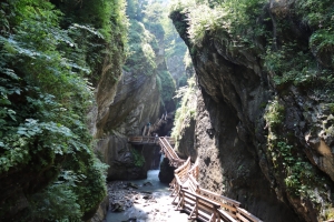 Canon EOS 90D f/4 1/60sec ISO-100 17mm Horizontal (normal)